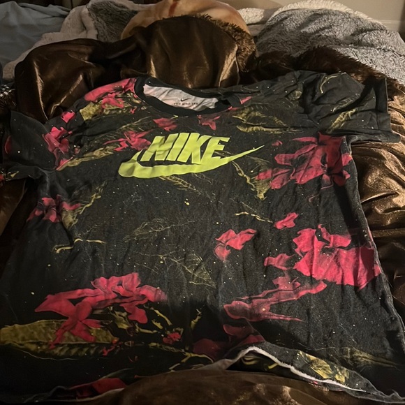Nike Tops - Nike tshirt women’s